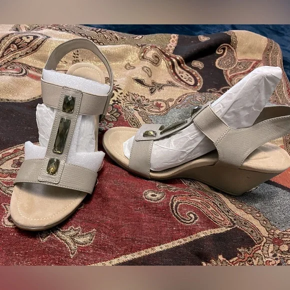 Size 10 St JohnsBay Wedge . - Picture 1 of 1